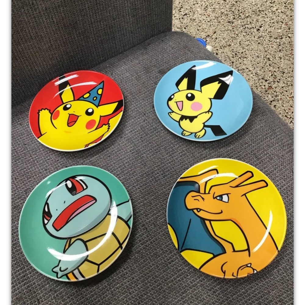 New in Box Pokémon plates Rare Pikachu Collectors 2001 dish Set Of 4 charzard